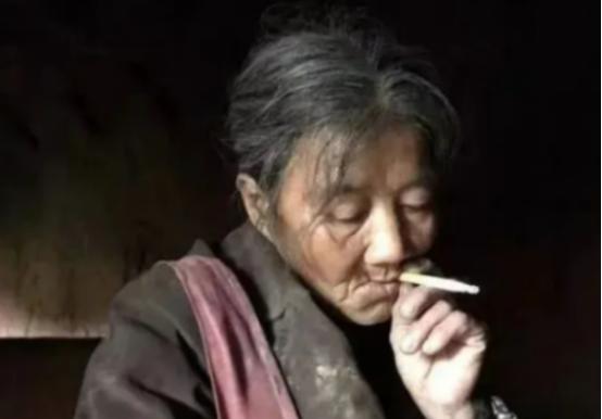 2019年10月24日，经媒体报道，在甘肃有一60岁女流浪汉住破窑洞，却每天将自