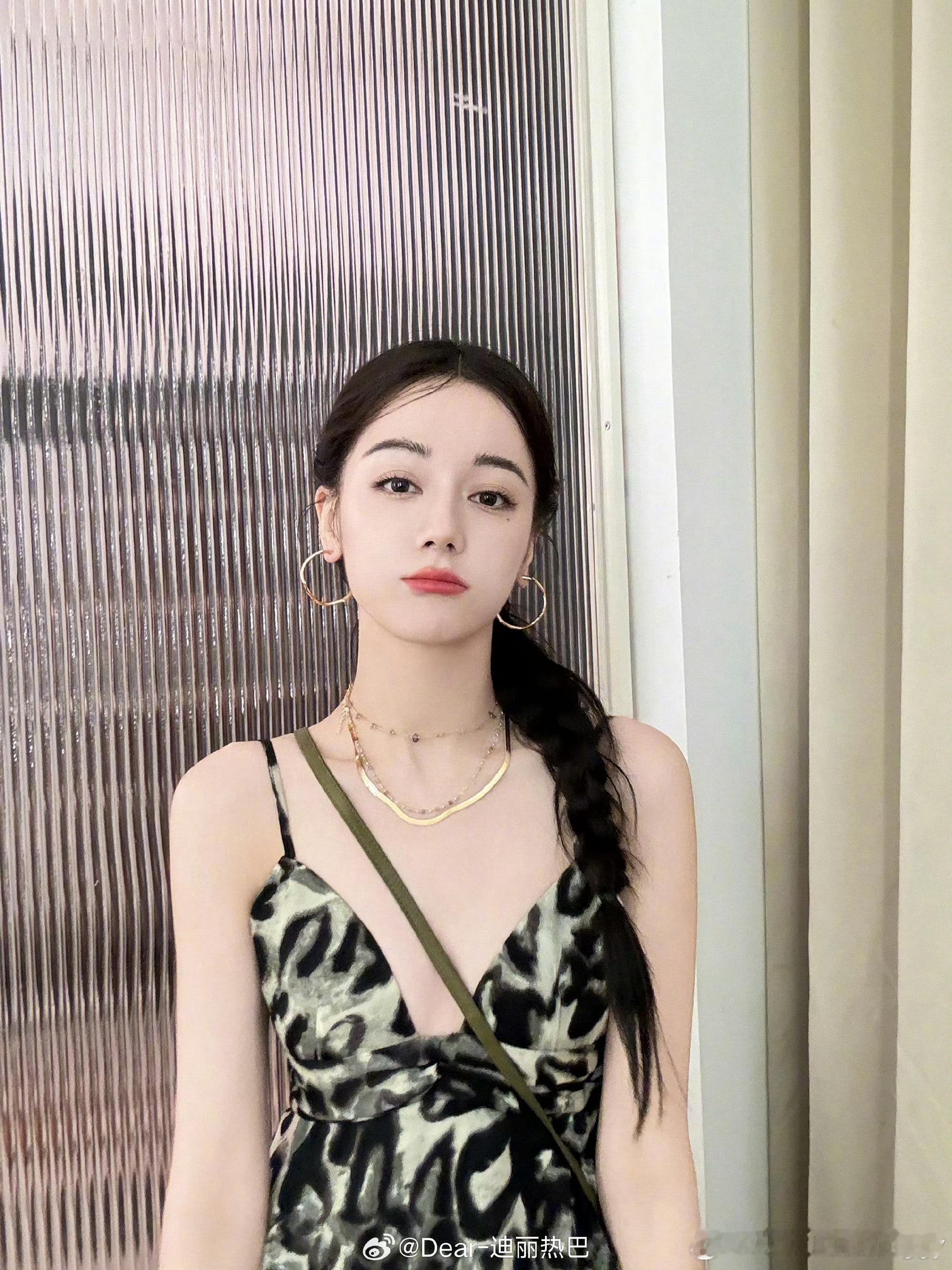 #迪丽热巴豹纹吊带上衣#请迪丽热巴多多拍好吗！好看爱看！真的是又美又酷[爱慕][