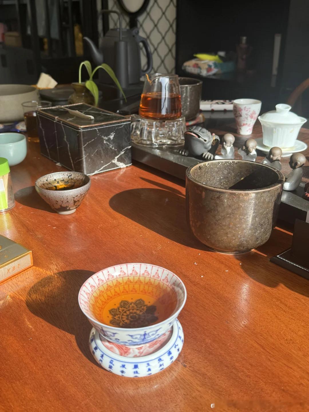 一杯茶，茶香四溢。问老唐的周末怎么过，当然是来朋友这喝茶聊天，快乐度过啊财金汇眼
