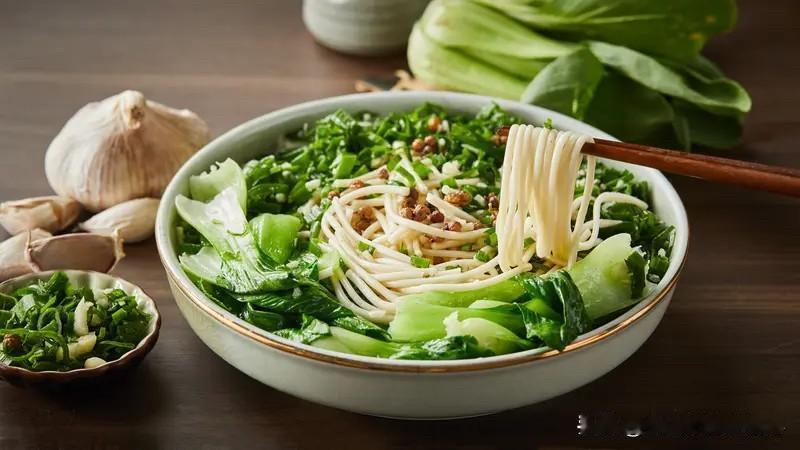 不知道为什么，身为河南人，不太喜欢吃蒜面条，尤其是什么炒菜没有，只有面条和蒜汁，