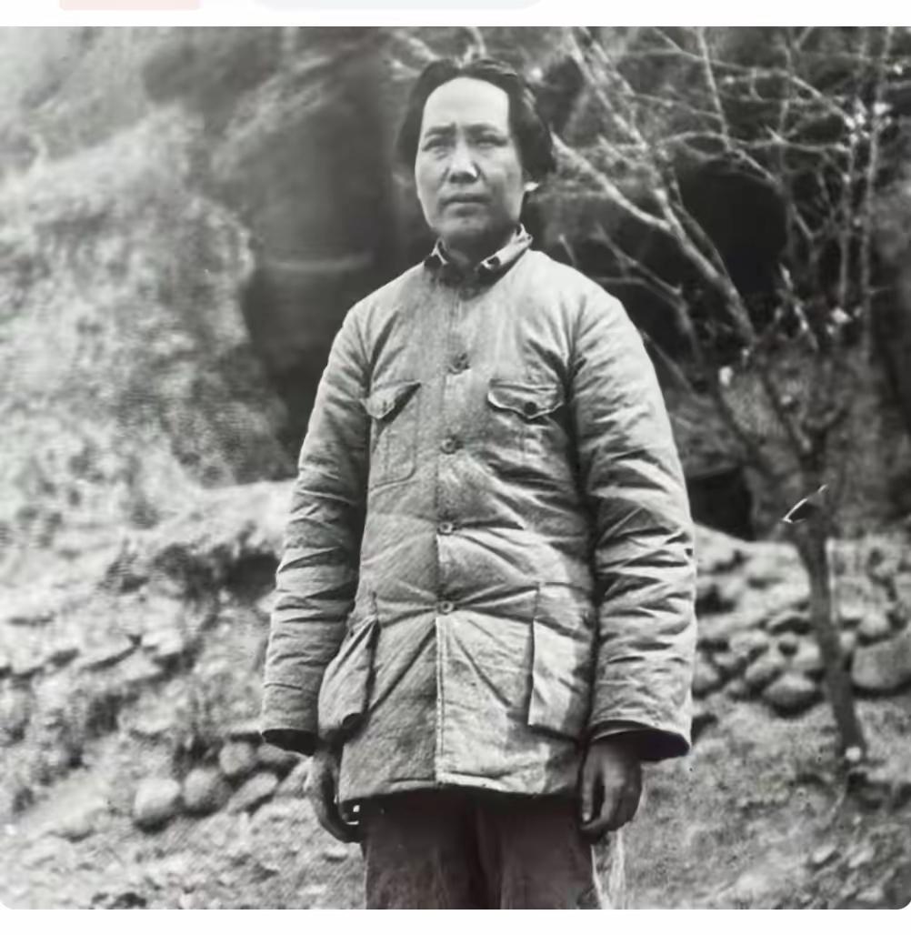 翻出爷爷老书里的照片，才懂什么是刻进骨子里的信仰！
 
整理旧物时，无意间翻出爷