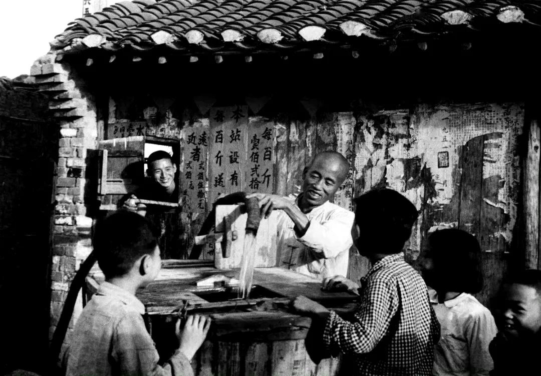 1952年，江苏南京，居民在供水站买水 ​​​