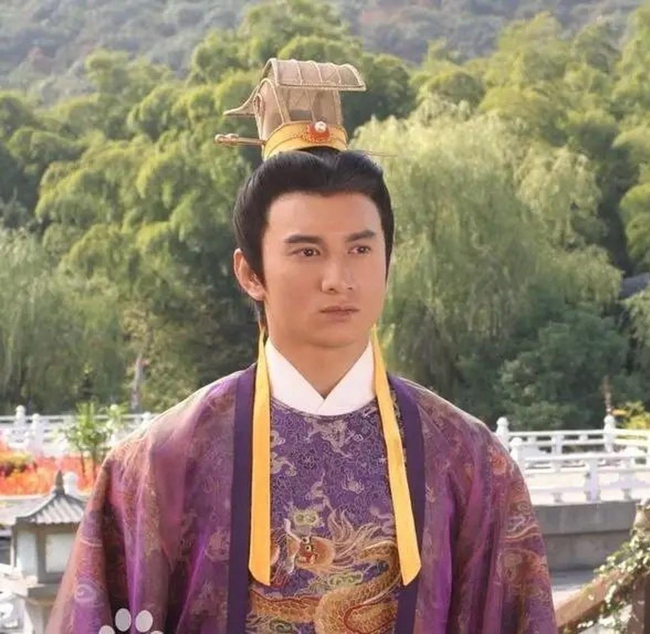 七夕生，七夕死。
写尽情词，把两个女人写进历史。可真相扎心——他不爱姐姐，也不爱