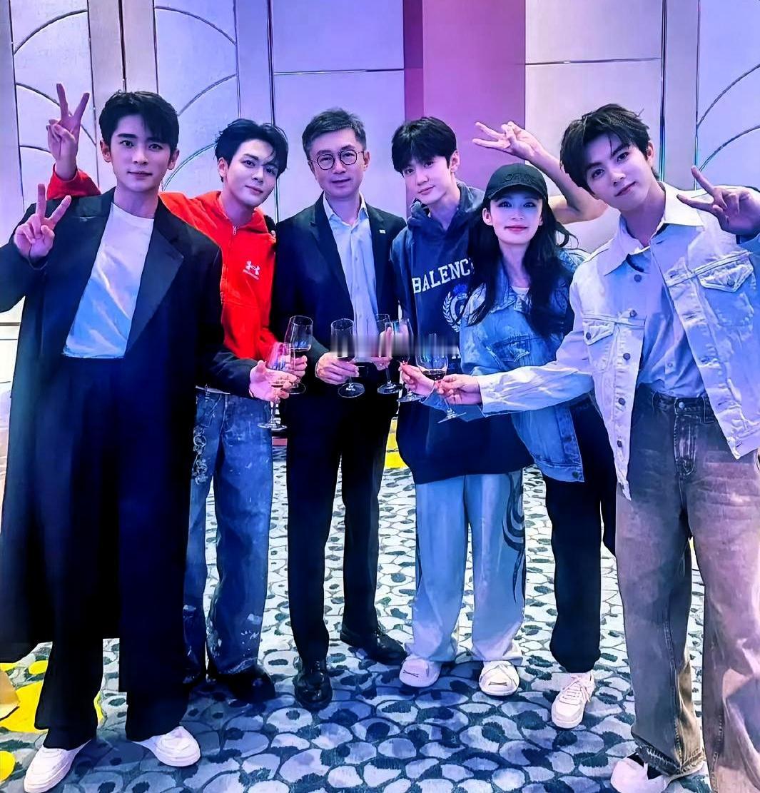 龚宇说AI让演员一年拍14部戏那天，于和伟张若昀的声明同时到了。平台在台上画饼，