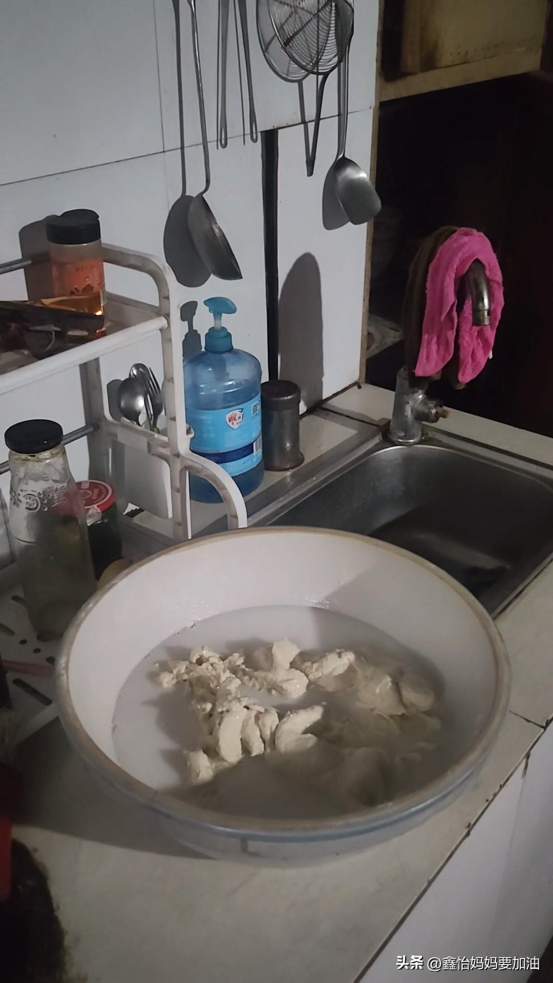 今天，天气凉快，准备给孩子们改善生活，蒸凉皮吃。

早起我就和面，洗面，把洗好的
