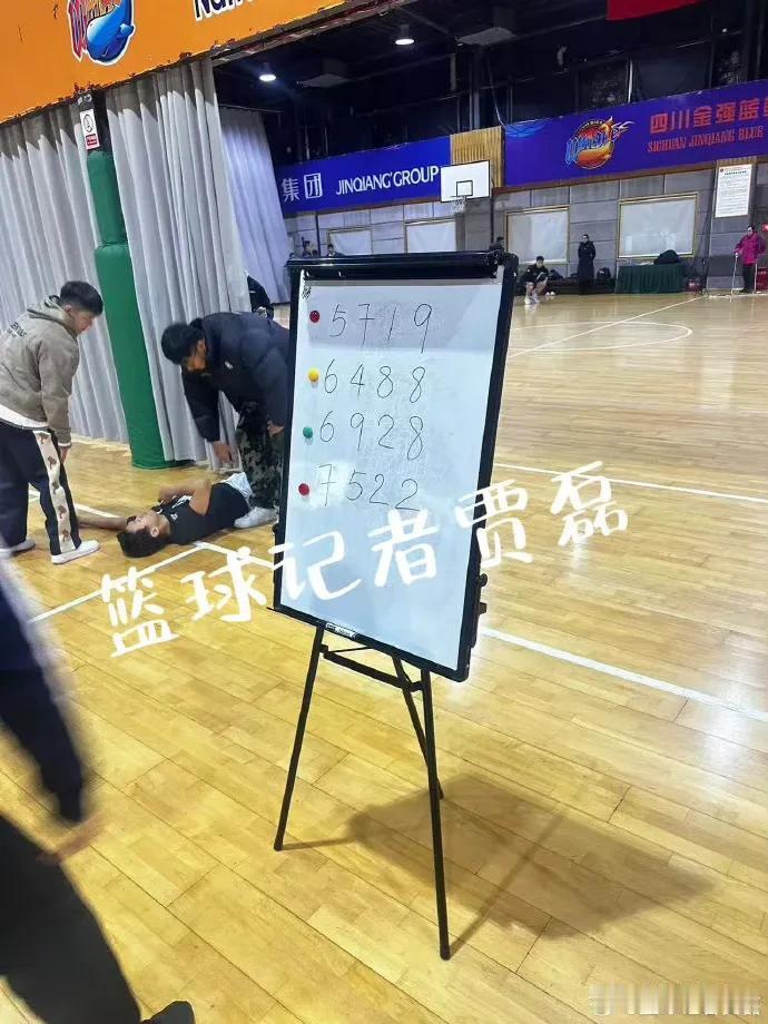 篮球记者贾磊 消息：
杨政在CBA体测17折的补测中没能通过。
四组成绩分别是：