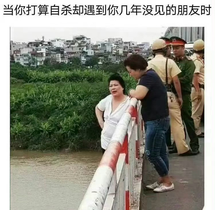 今天为了拍燕子痛的猫美图秀秀都卸了 畅聊 买的一模一样都是热辣香骨鸡和牛堡鸡堡 