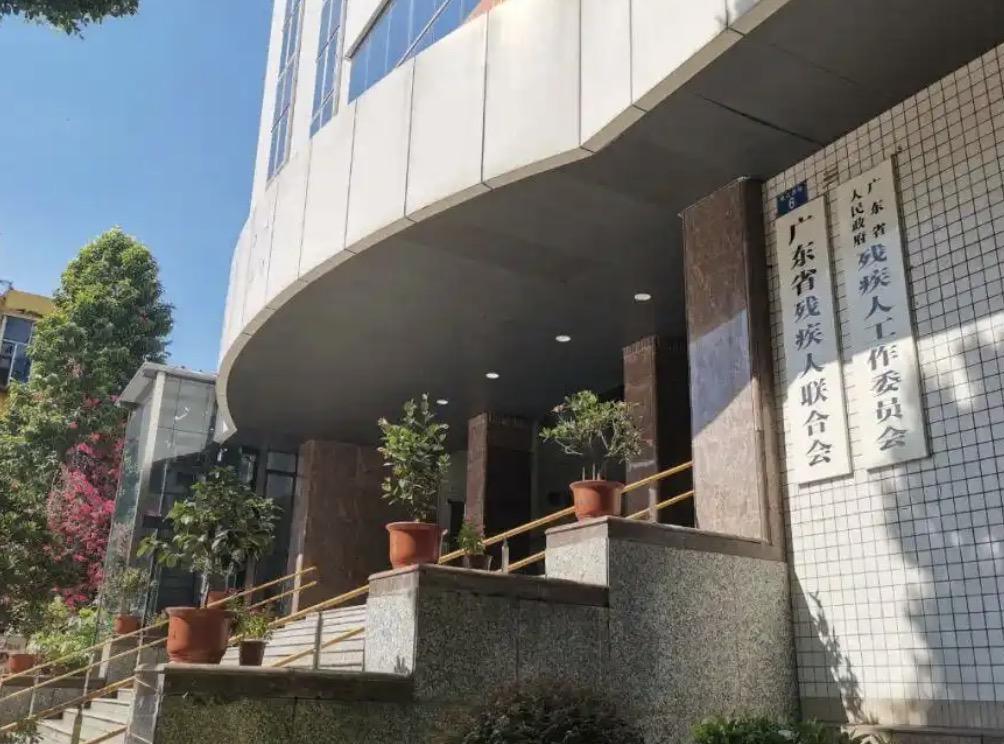 19岁自闭症学生在开学当天遭劝退事件，又有了新的后续。涉事学生已经顺利办理了报到