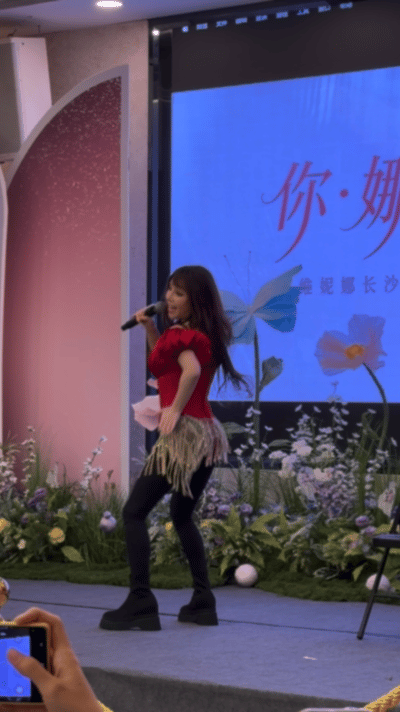 维妮娜又跳了浪姐初舞台全员助力姐姐冲刺前路，维妮娜凭真诚人品和顶尖舞蹈实力收获满