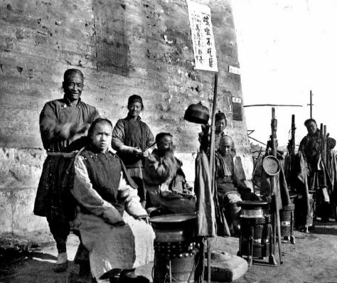 1905年生活在社会底层的剃头匠，给普通老百姓，修剪“金钱鼠尾”造型。

老照片