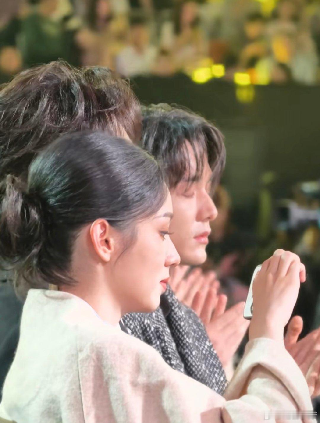 周也用手机壳照镜子周也把手机壳当镜子内场可爱瞬间被捕捉！周也拿手机壳照镜子，被抓