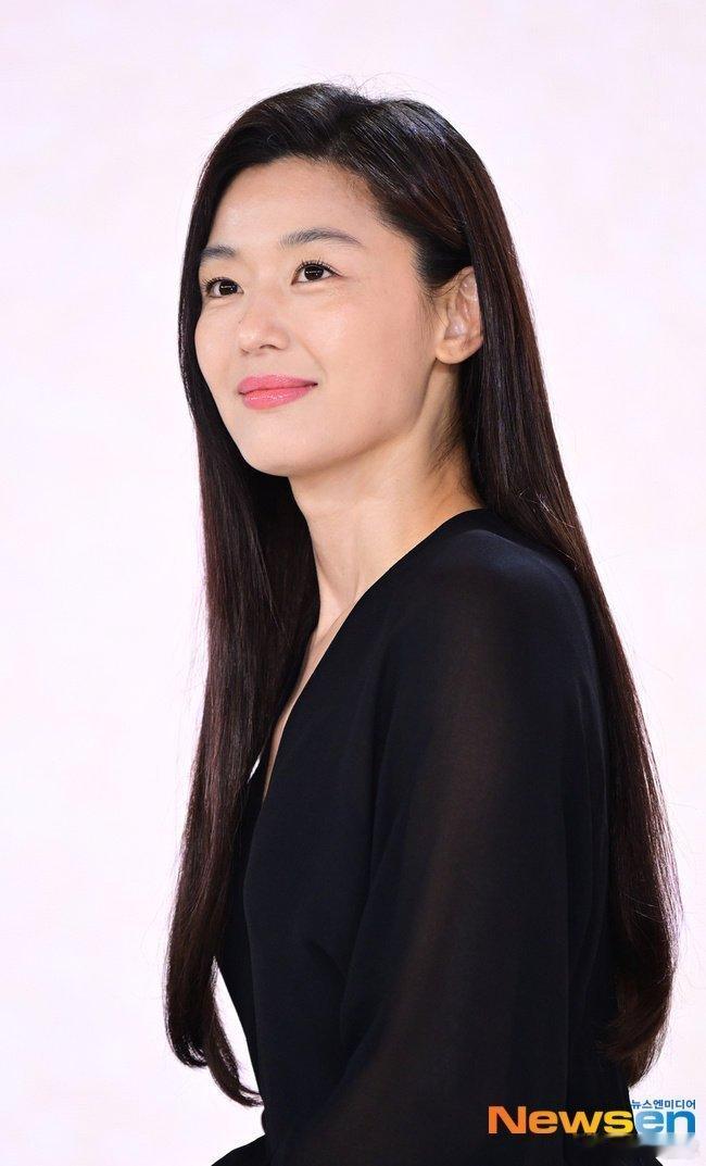 全智贤李敏镐出席同场活动全智贤和李敏镐居然在同一场活动同框了！我直接原地尖叫，这