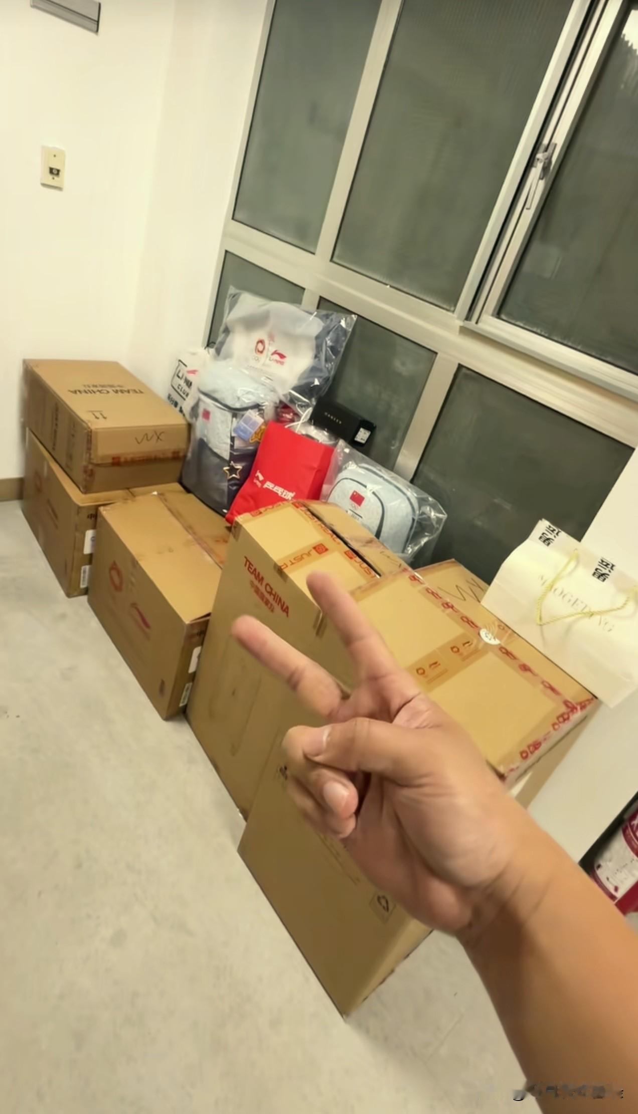 国乒回到体总后第一件事就是去领亚运会的物资。
每人都是用拖车拉回宿舍的，翔哥展示