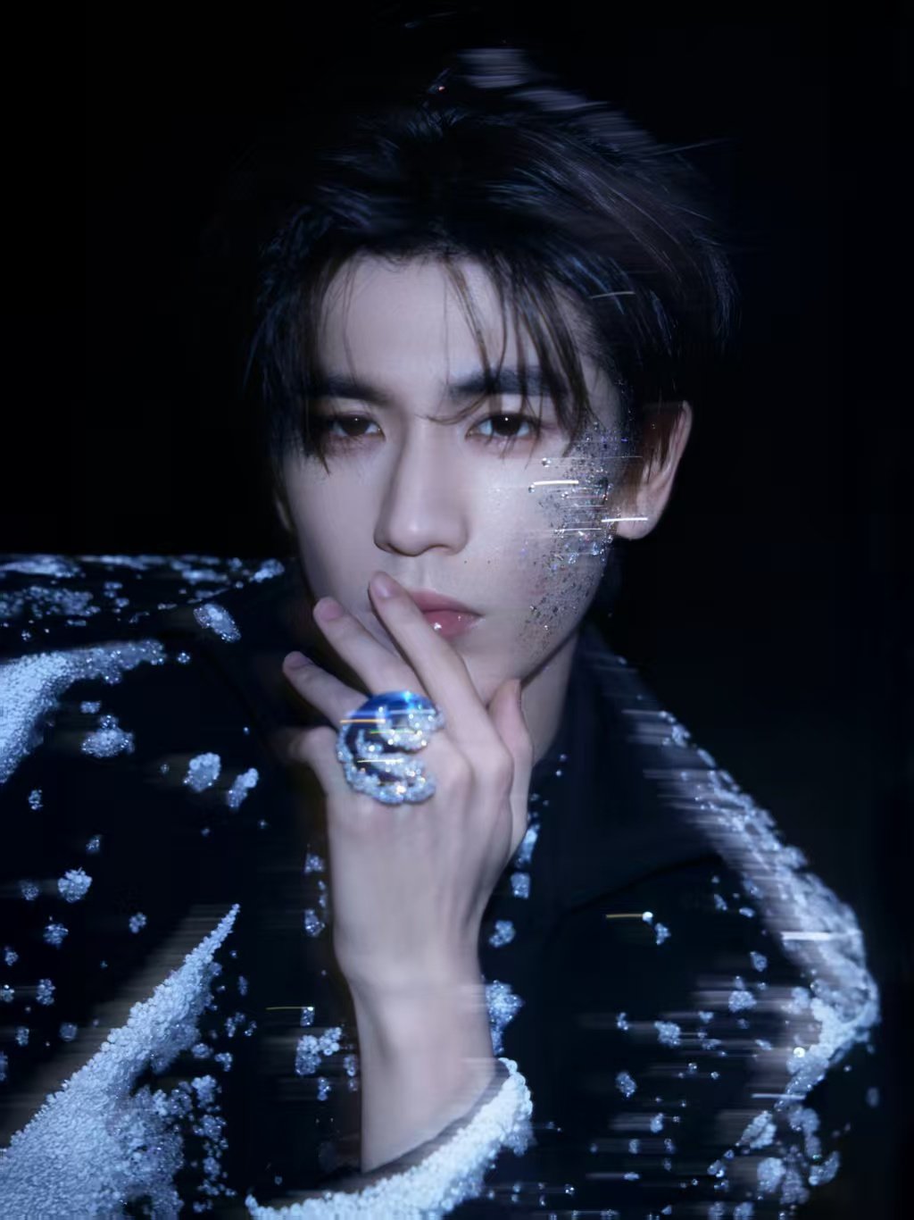 张凌赫ELLE黑衣白伞张凌赫ELLE海中雪 潮汐往复，潮声永续。 ​​​