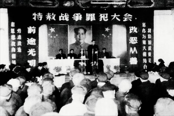 1974 年底至 1975 年初，82 岁的毛泽东关注全国在押战犯处置工作。当时
