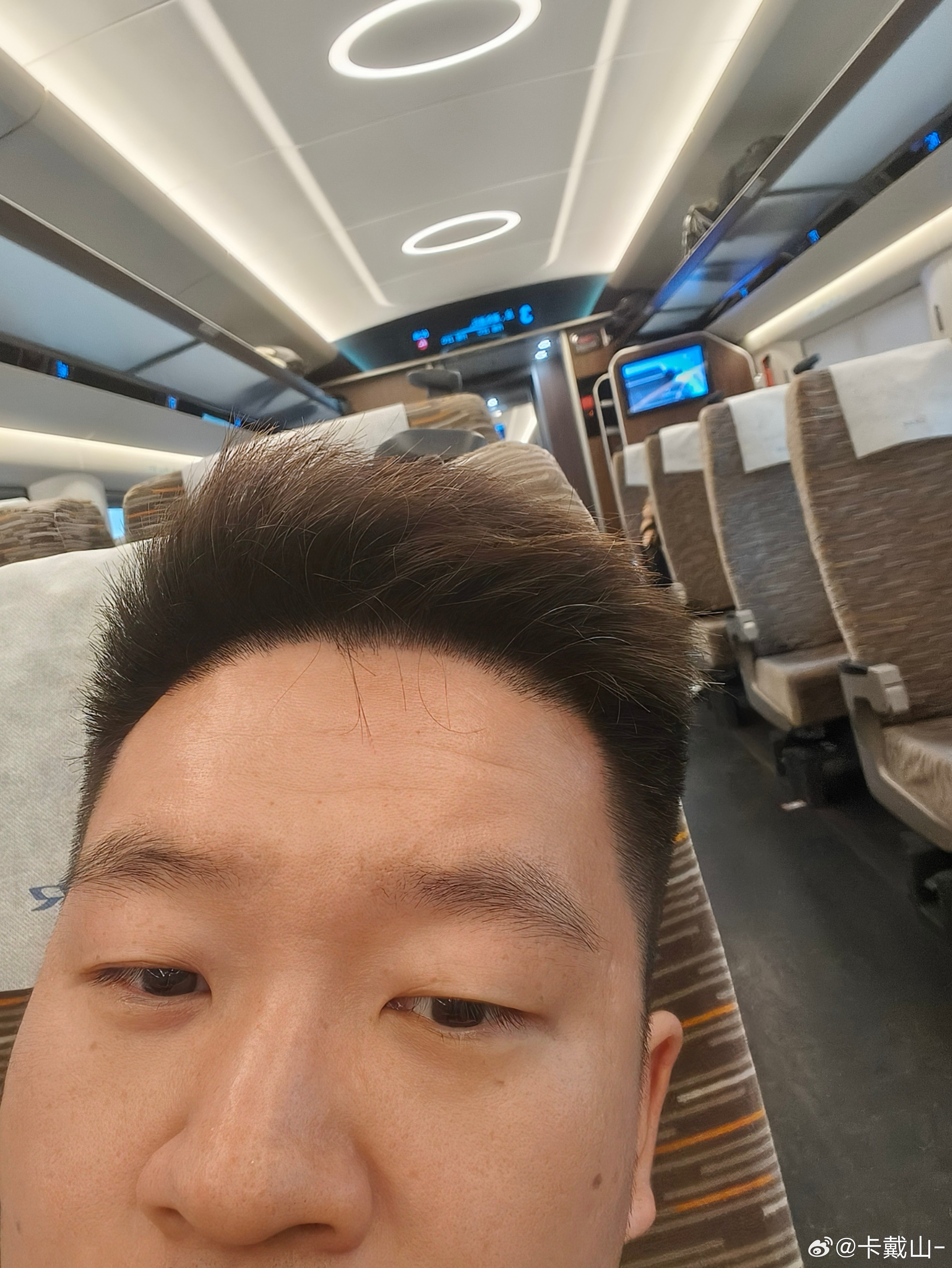 为什么有人每一句话都是“宝宝”开头…救大命了🆘 高铁上还挨着，煲了一个小时电话