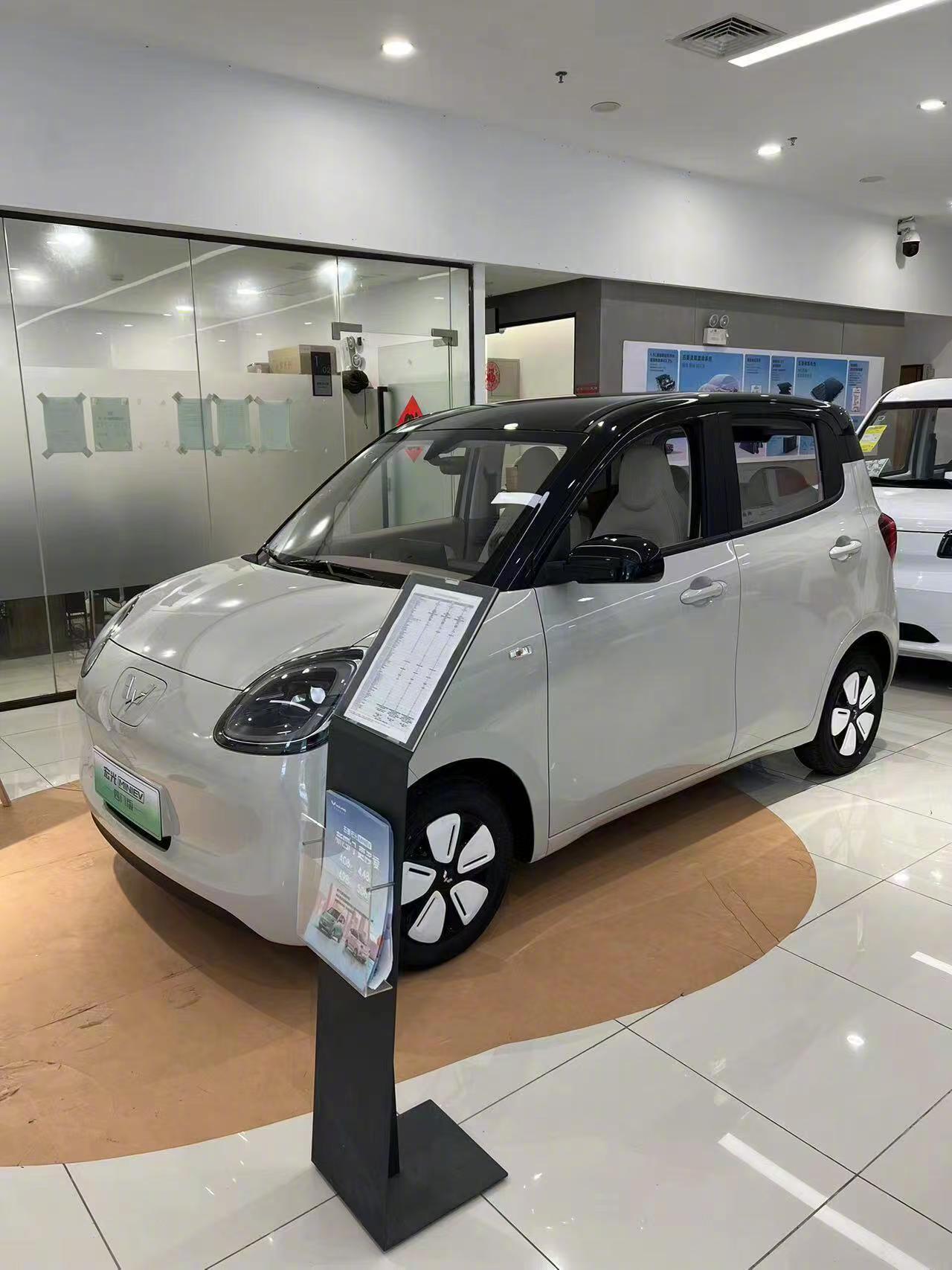 四门设计实用多了，后排能正常上下车，买菜接娃停车依然灵活。 