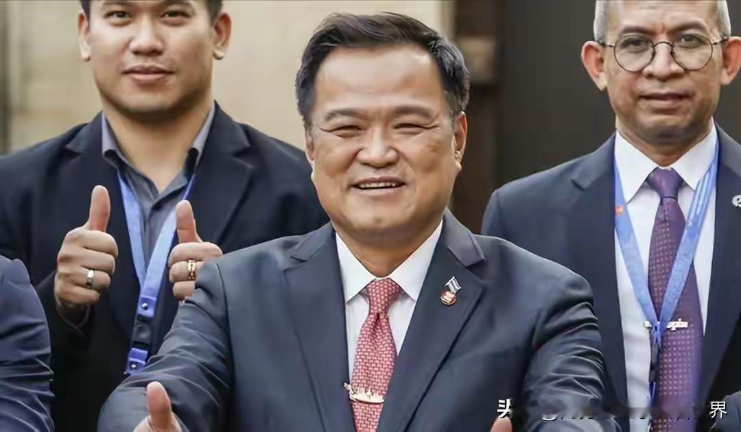 洪森纵横柬埔寨几十年，内战是行家，连西哈努克和乔森潘那样老油条都被他耍了，拉那烈