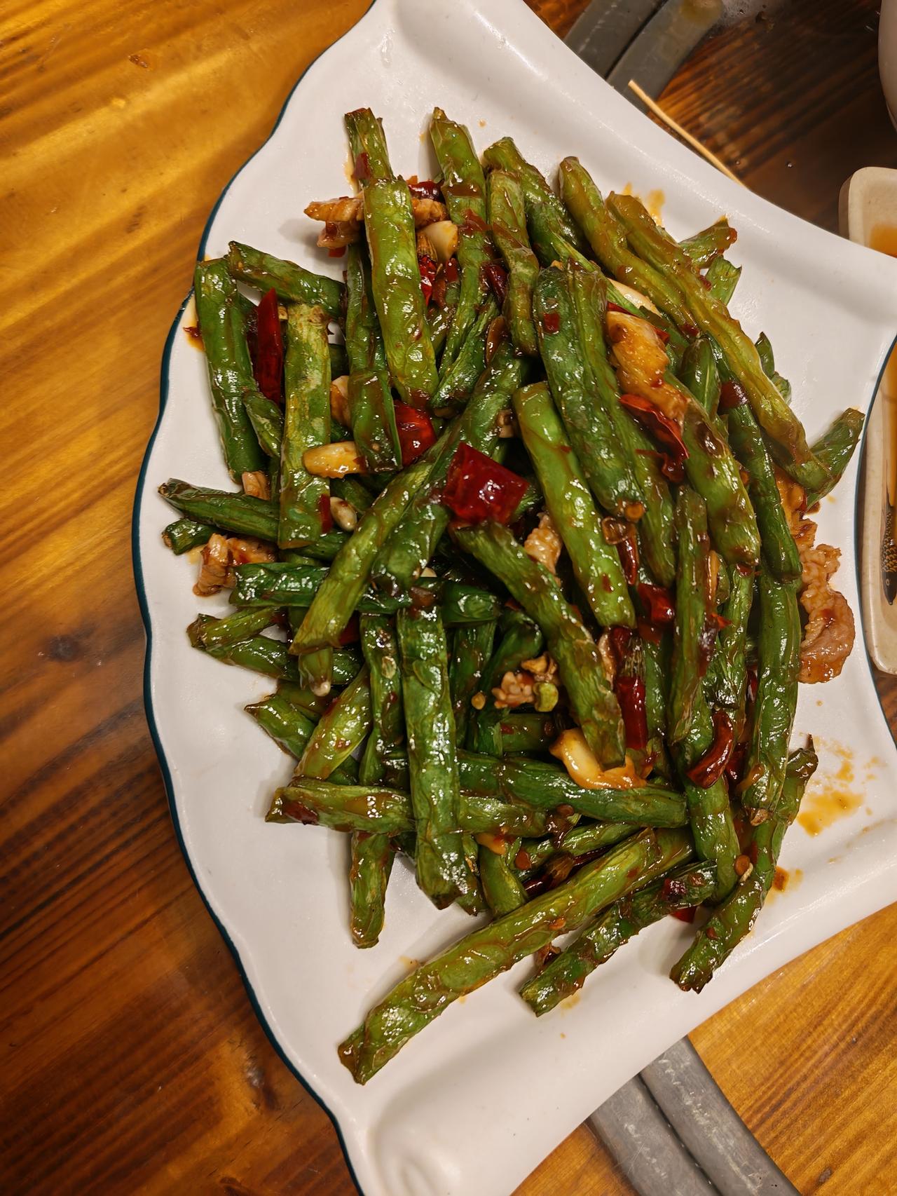 今日份烟火气✨ 干煸四季豆的快乐谁懂啊！
 
 今日生活打卡：被这盘干煸四季豆香