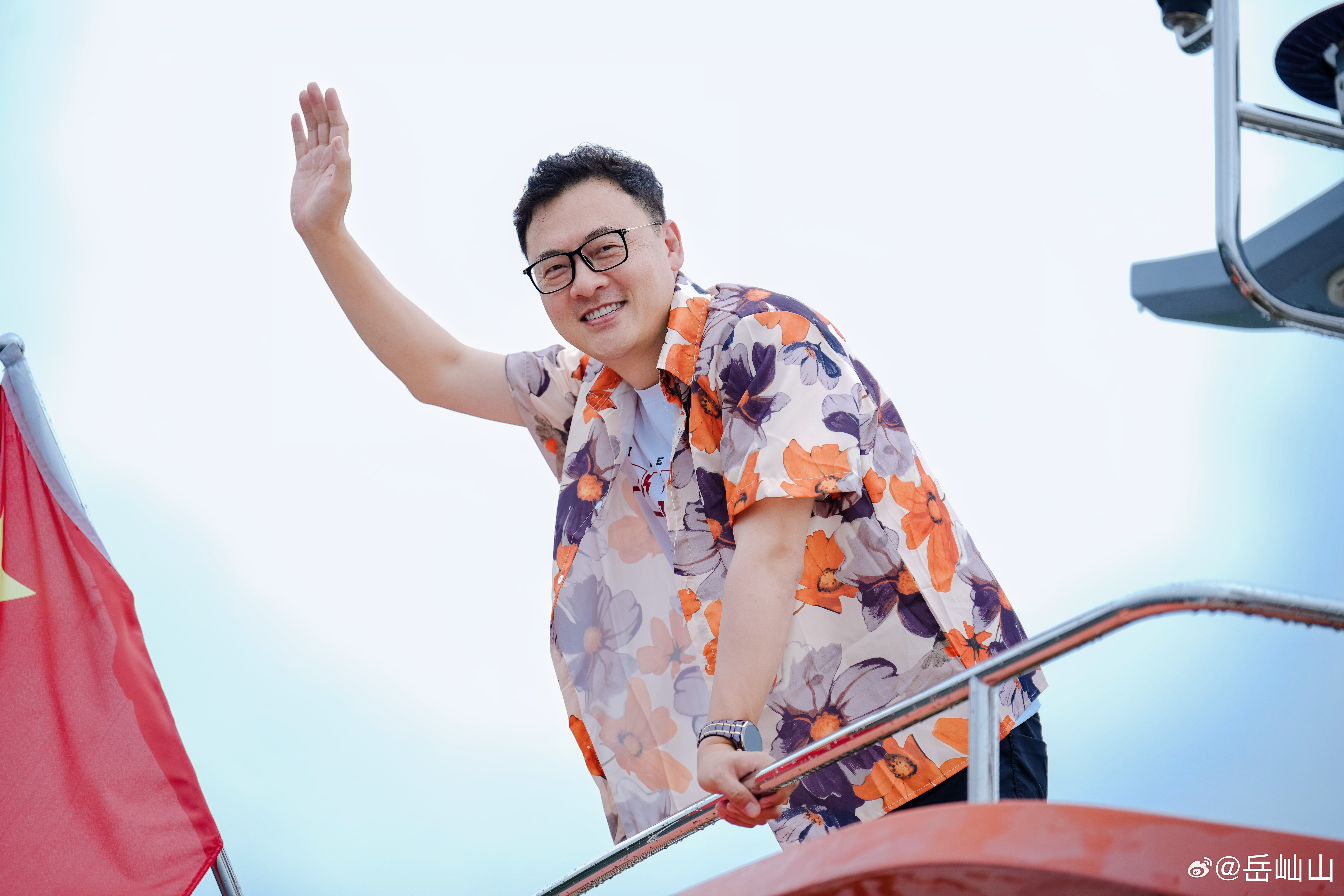 经过自身的努力和摄影师的厚爱，终于加入到白胖白胖的领域。我负责胖，摄影师负责白。