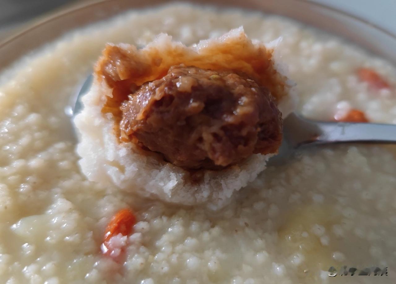 网上很多人都夸我们社区食堂的小包子，10块钱一份，一共十个小包子。买五个也可以，