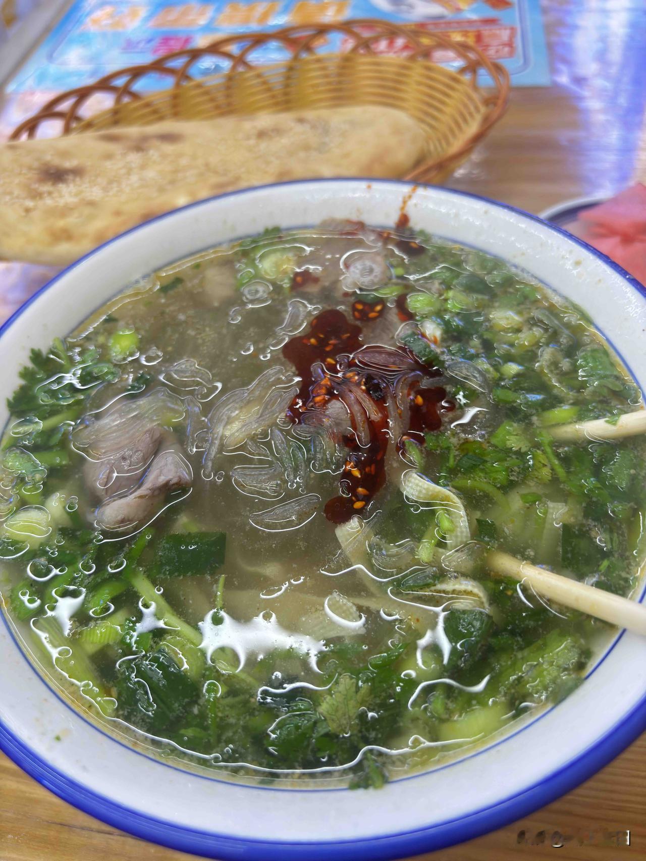 在西安吃的牛肉汤烧饼，这个牛肉汤是不是用鲜骨熬制的，没有加添加剂吗？这个在西安加