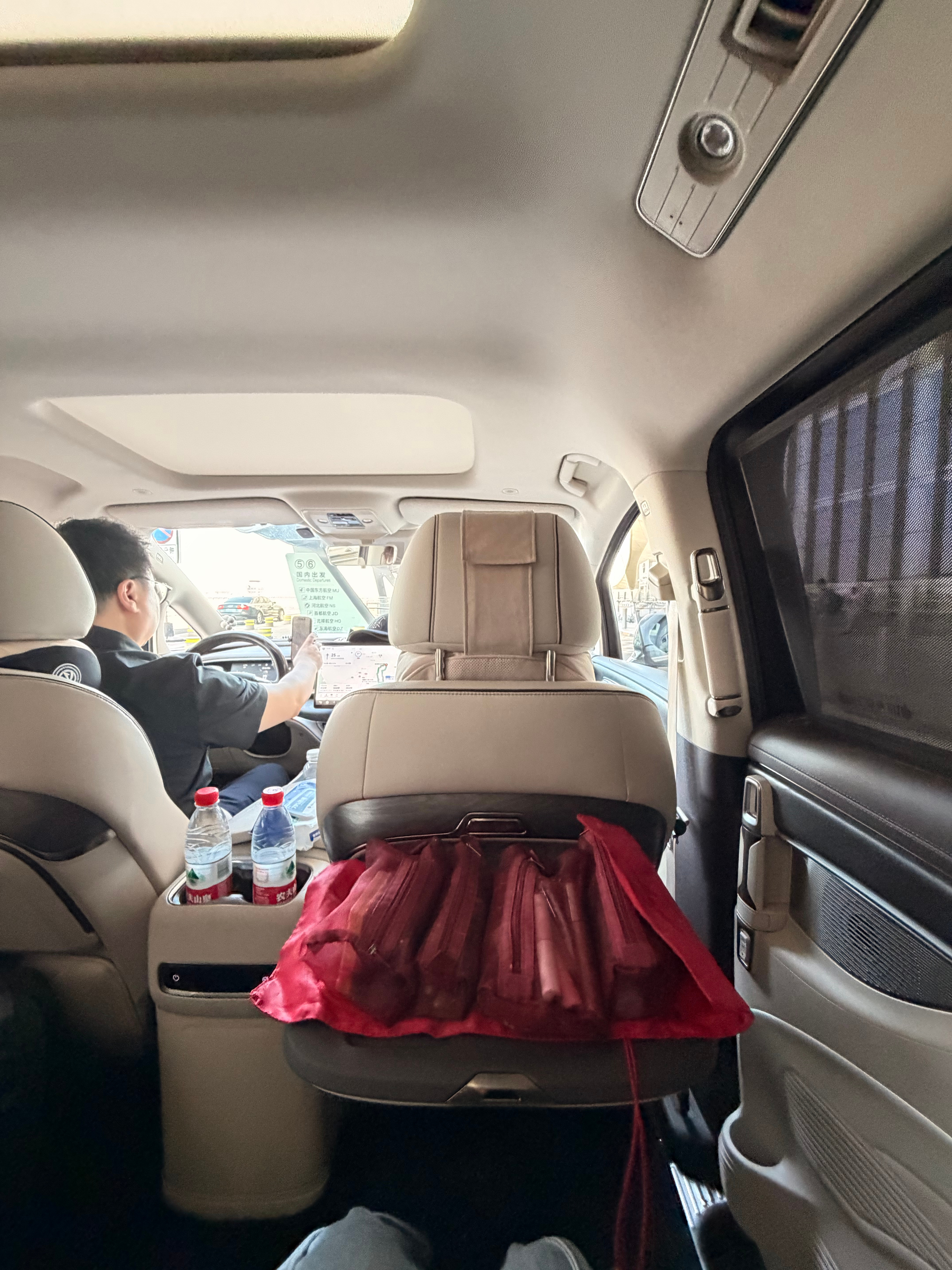 今天和比亚迪横竖有点命定的缘份的：早上打车去机场是比亚迪D1，现在从机场去片场的