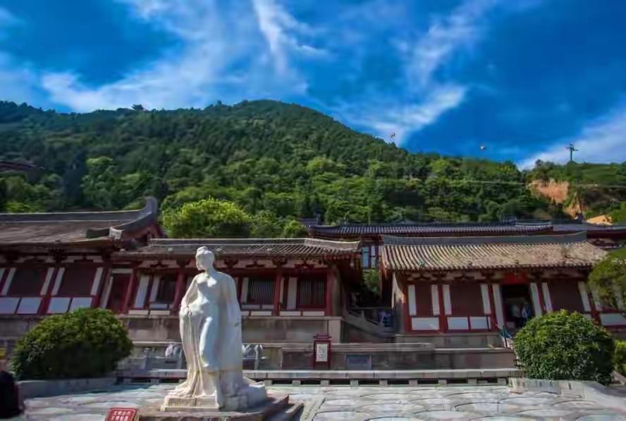 西安旅游景点华清池贵妃出浴雕像感觉违和，不符合大众审美情趣。
杨贵妃其人历史形象