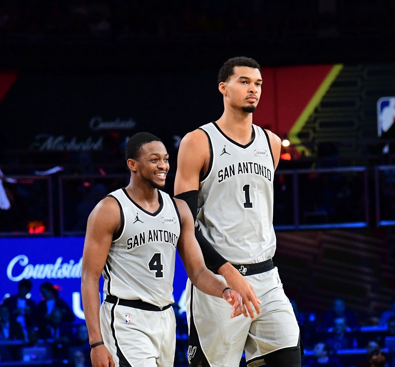 福克斯＆文班亚马赛后谈到三杀雷霆🦊:“首先要专注于自身，这是我们面对任何对手的