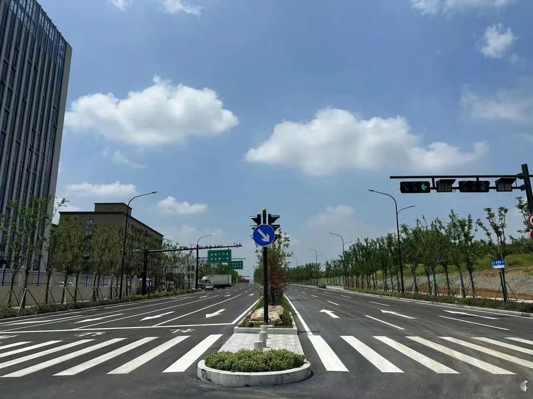 【#合肥长丰这条路正式通车放行#】近日，合肥市长丰县濛河路（淮南北路-辉山路）已