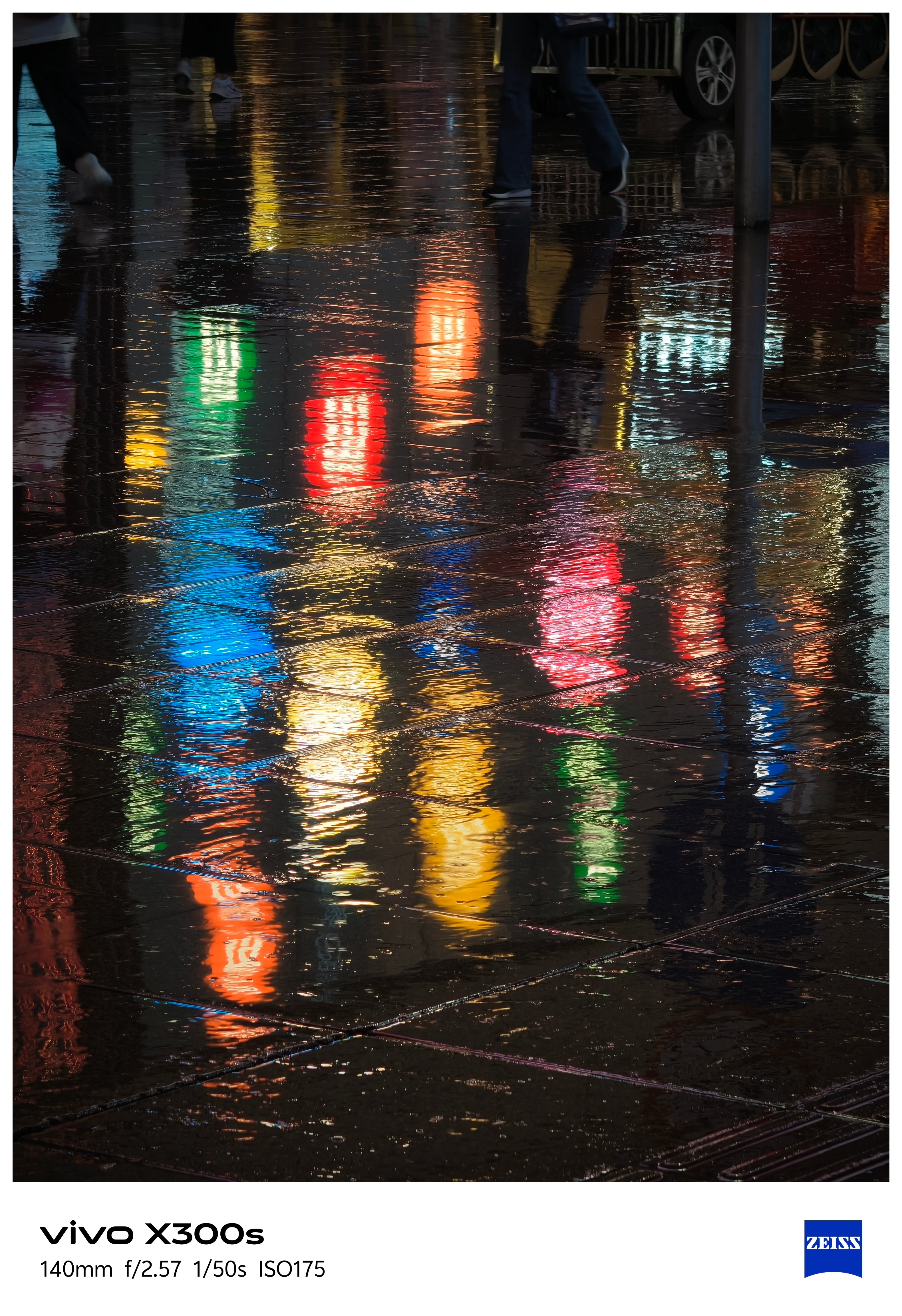 雨一直下，气氛不算融洽，好在夜景如画，心情不算太差。🌃📸 上海·南京路步行街