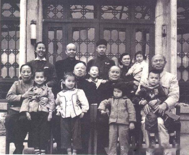李沛文(坐者右一)和父母李济深、年幼的弟弟、妹妹在北京西总部胡同五号合影。