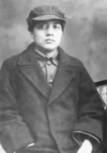 [浮云]1984年，贺子珍病逝，给她送行的人群中，有一男子不停大声哭喊着四个字，