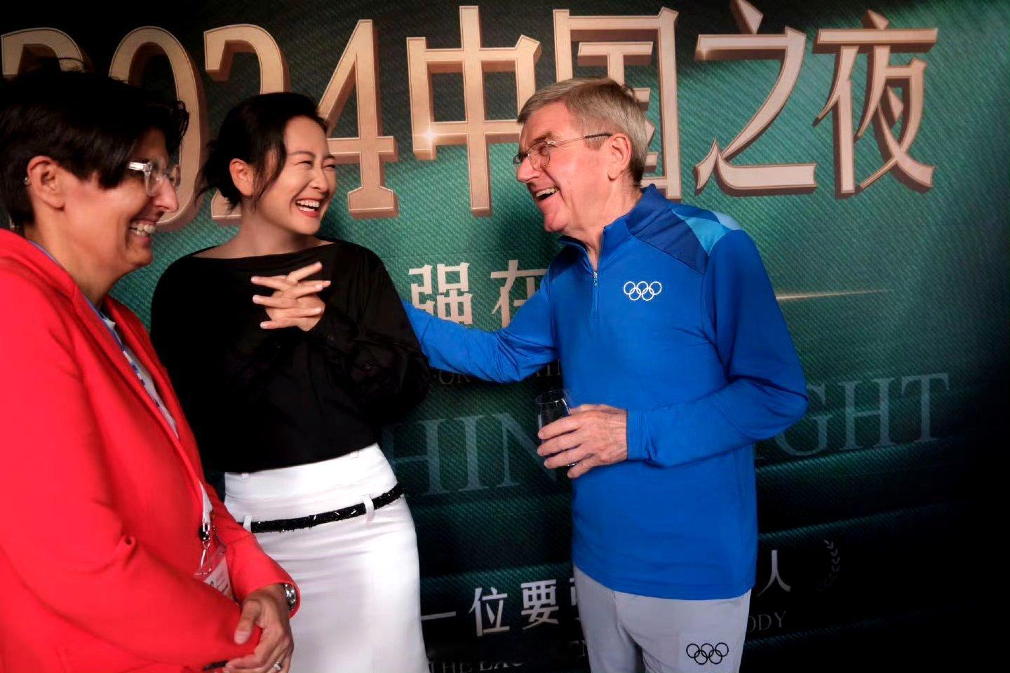 #巴赫捏贾玲肌肉# 啊啊啊，玲姐的成功也是走向过国际了。国际奥委会主席巴赫捏了贾