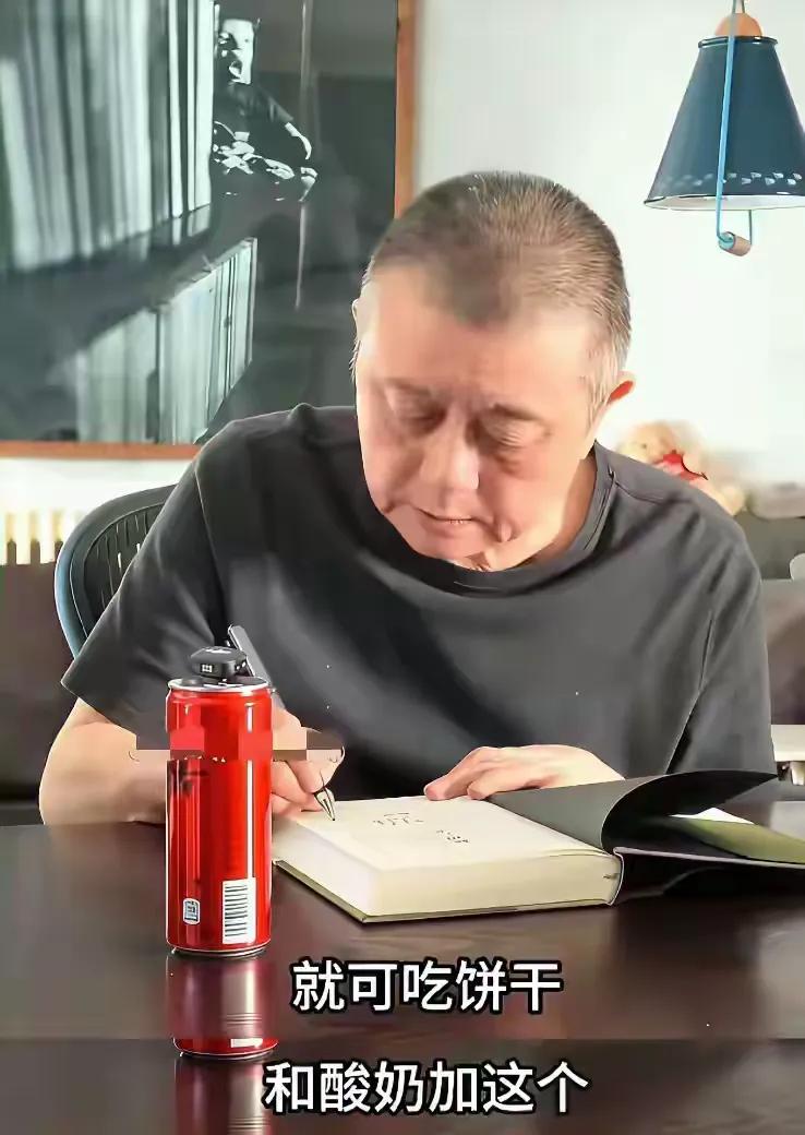 王朔像苍鹰扑地，敛羽般收了锋芒。
读他的《起初》，厚厚的四大本里，全是咯吱你痒痒