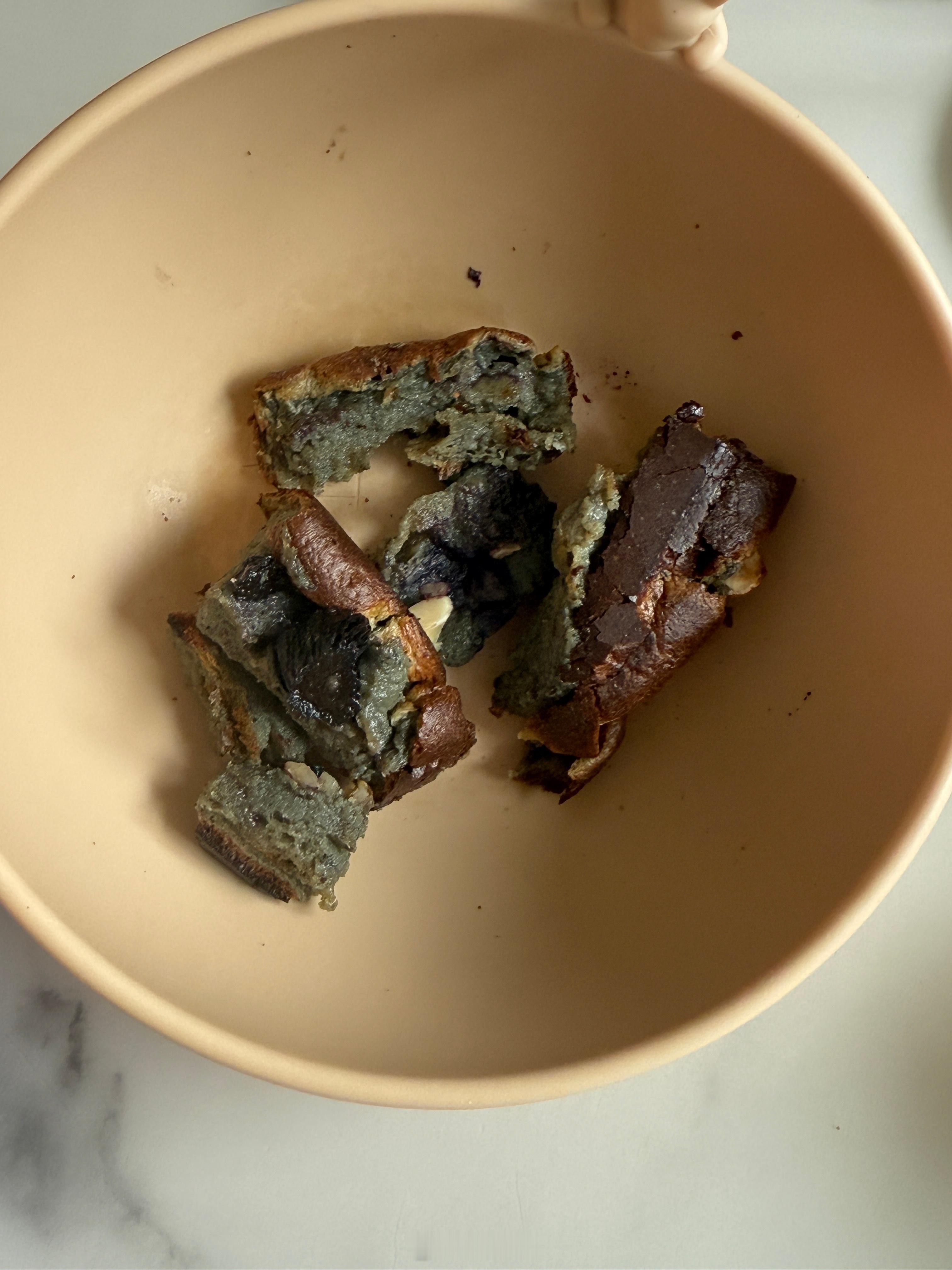 压压问我吃不吃我说这是什么压压说：黑芝麻鸡蛋饼，很好吃我说球球吃吗？压压：一开始