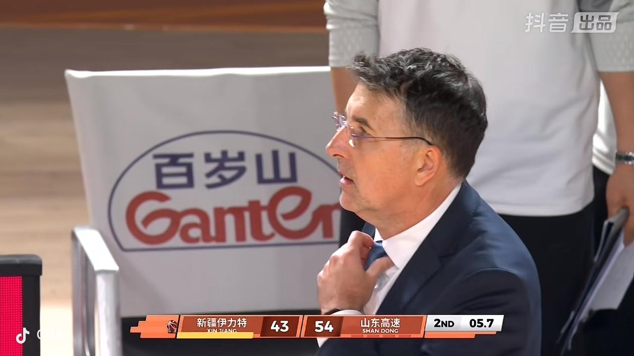 球输了不要紧，反正不能影响我的着装！

        看看CBA所有球队的主教