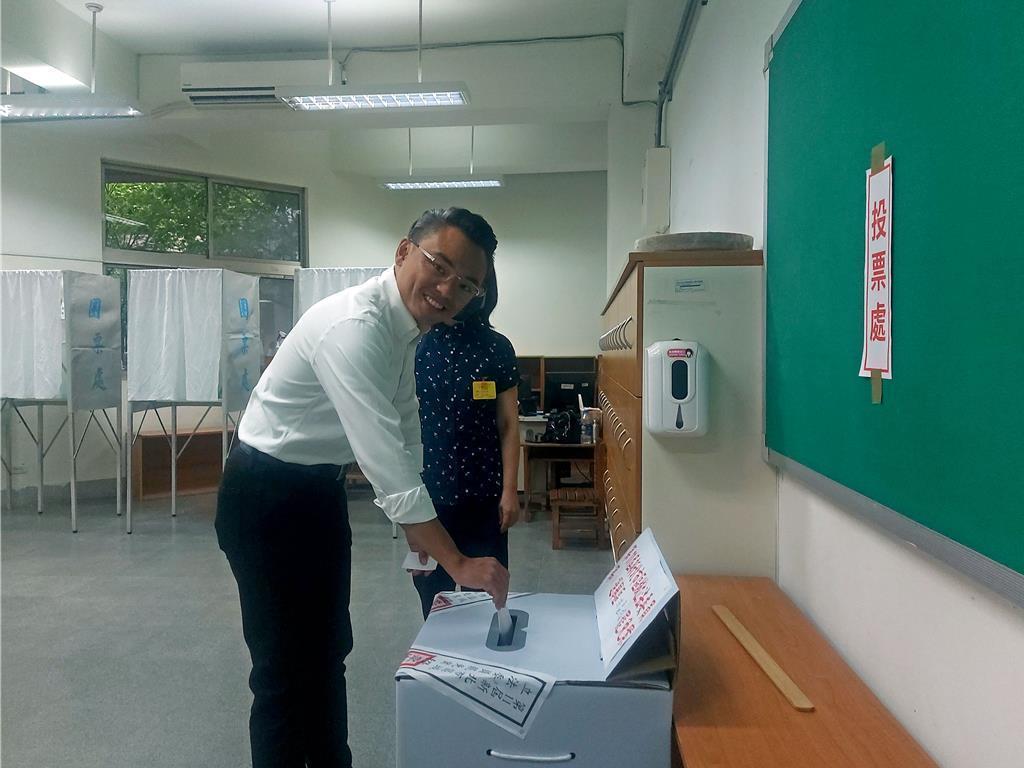 26日清晨时分，国民党立委洪孟楷便动身前往林口，径直前往投票地点完成投票事宜。