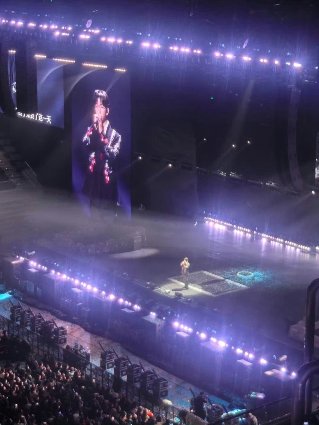 陈小春胡夏开始懂了陈小春杭州演唱会谁的披哥DNA动了！陈小春巡演杭州站牵手胡夏，