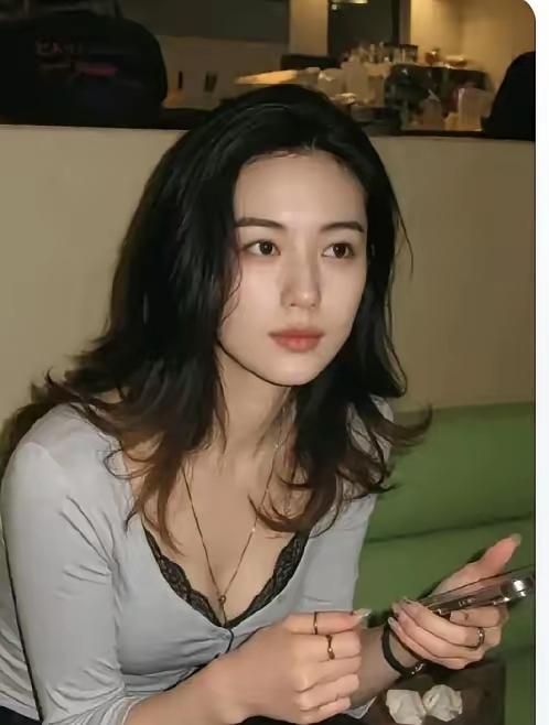 她长得比当年的关之琳还美，她是上海戏剧学院，也是一位女演员，非常低调，虽然演的女