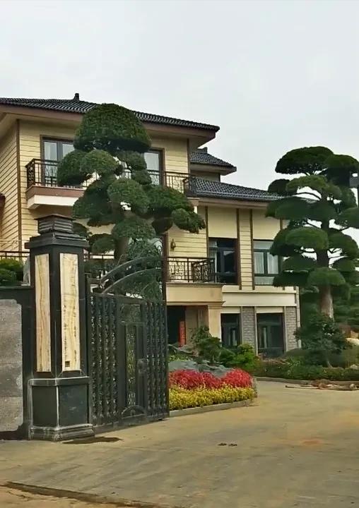 广东，一男子做生意血亏，为了还债变卖家产，邻居看中了男子家门口，花150万买来的