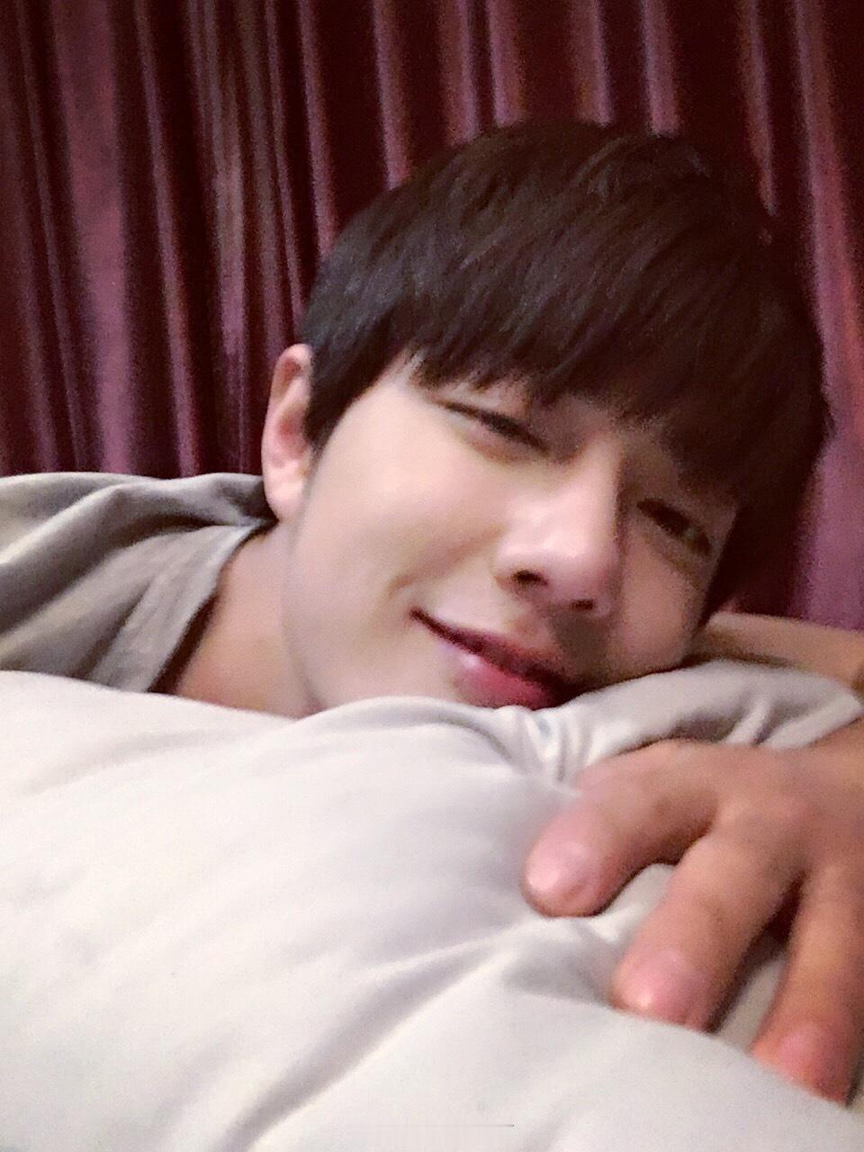 肖战表情包肖战藏海传 肖战 一个软fufu的兔兔战🐰 谁不心动呢？💞 🙈
