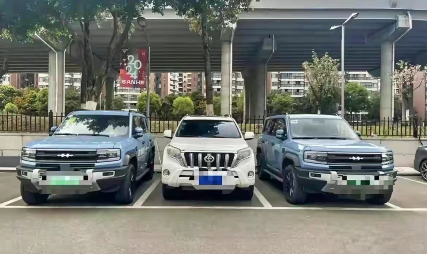 原来丰田普拉多早已不是“大哥”，真是不比不知道，在两辆方程豹散发出的气势下，停放...