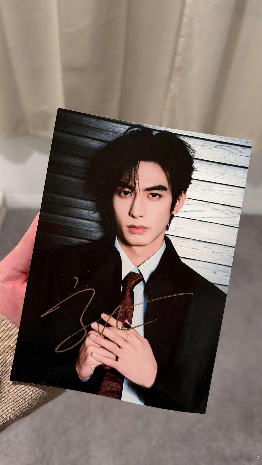 刘浩存帮同学要宋威龙签名照这张签名照简直帅疯了！！我也想要