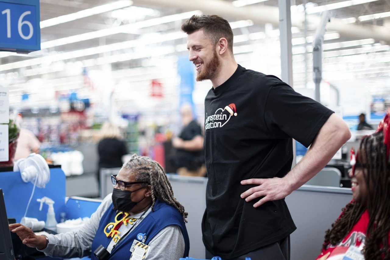 今天早些时候，哈滕在俄城一家商店进行了一次节日大采购。他为来自“草原皇后小学男孩