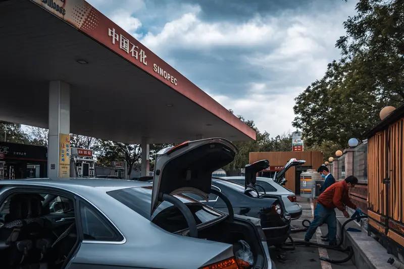 中石油应对油价波动那可是有一套。国际油价波动大，一会儿暴跌一会儿攀升。就像201