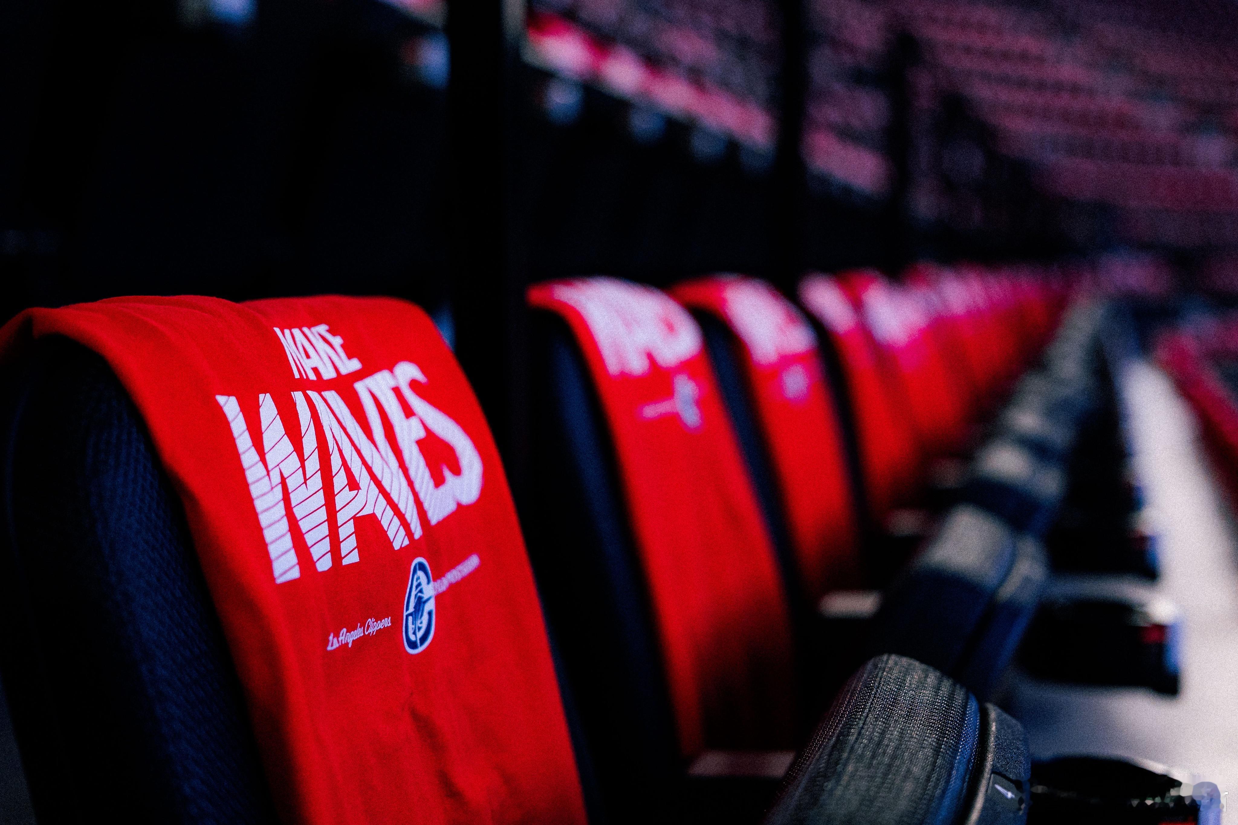 抽一件今天现场的红色衣服，大家留作纪念！我永远感谢大家对我的喜欢和支持⬆️ 