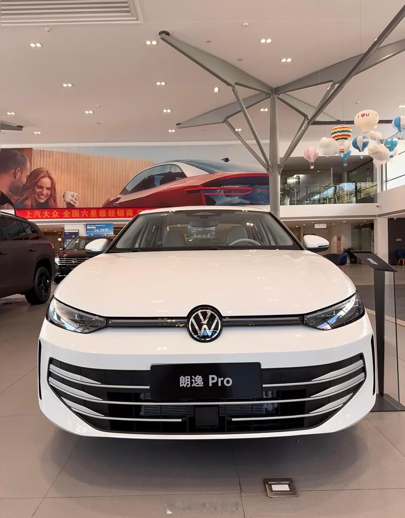 这车开起来就是省心，油耗友好，底盘也扎实，日常通勤代步或者跑个高速都很稳当，作为