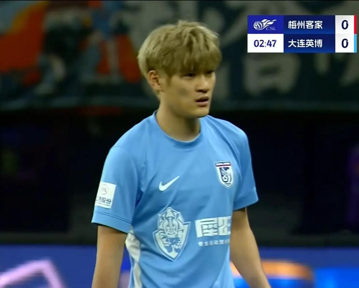 刘祝润在海港坐板凳，租去大连直接打成核心。
三球两助，全场跑动像装了马达。
李国