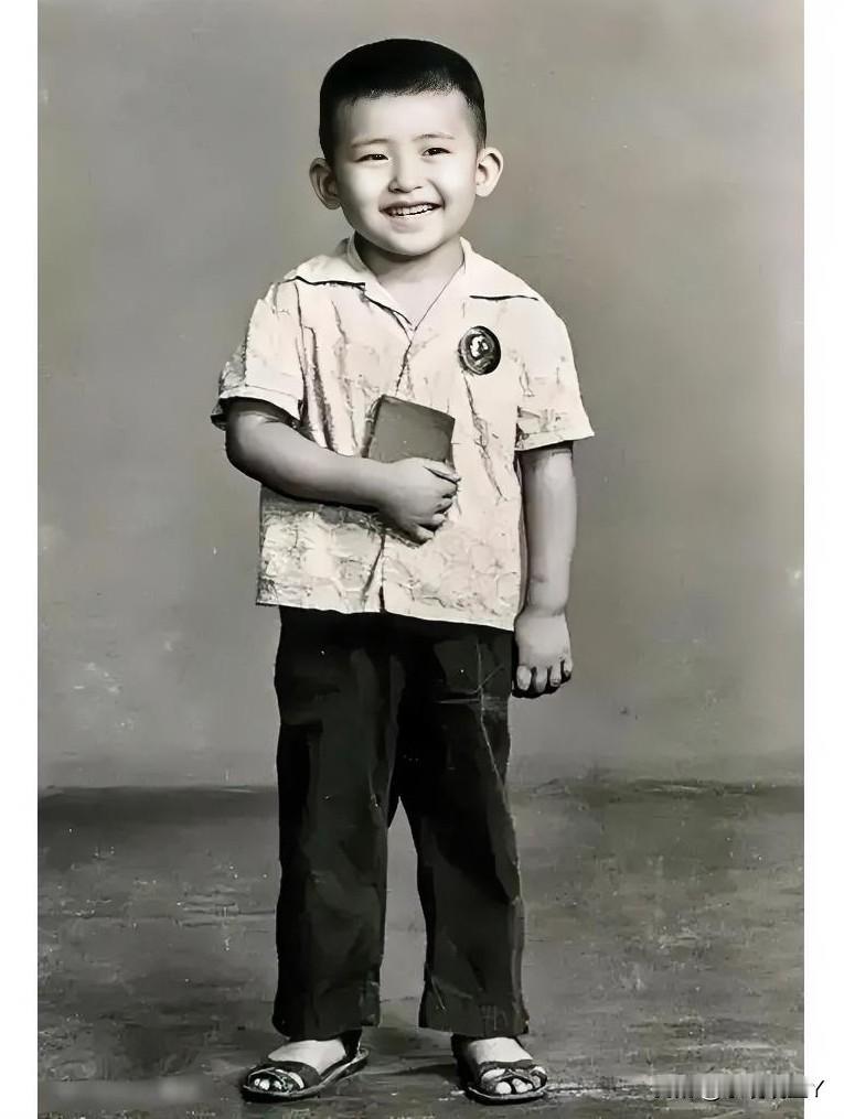 这是刘欢童年时期的一张珍贵留影，拍摄于1970年的天津。笑容纯真，乖巧可爱，真是